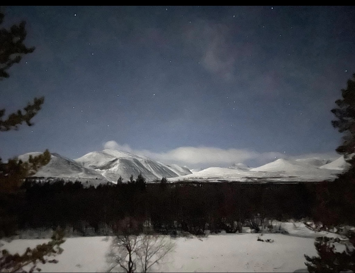 Fjell med snø.