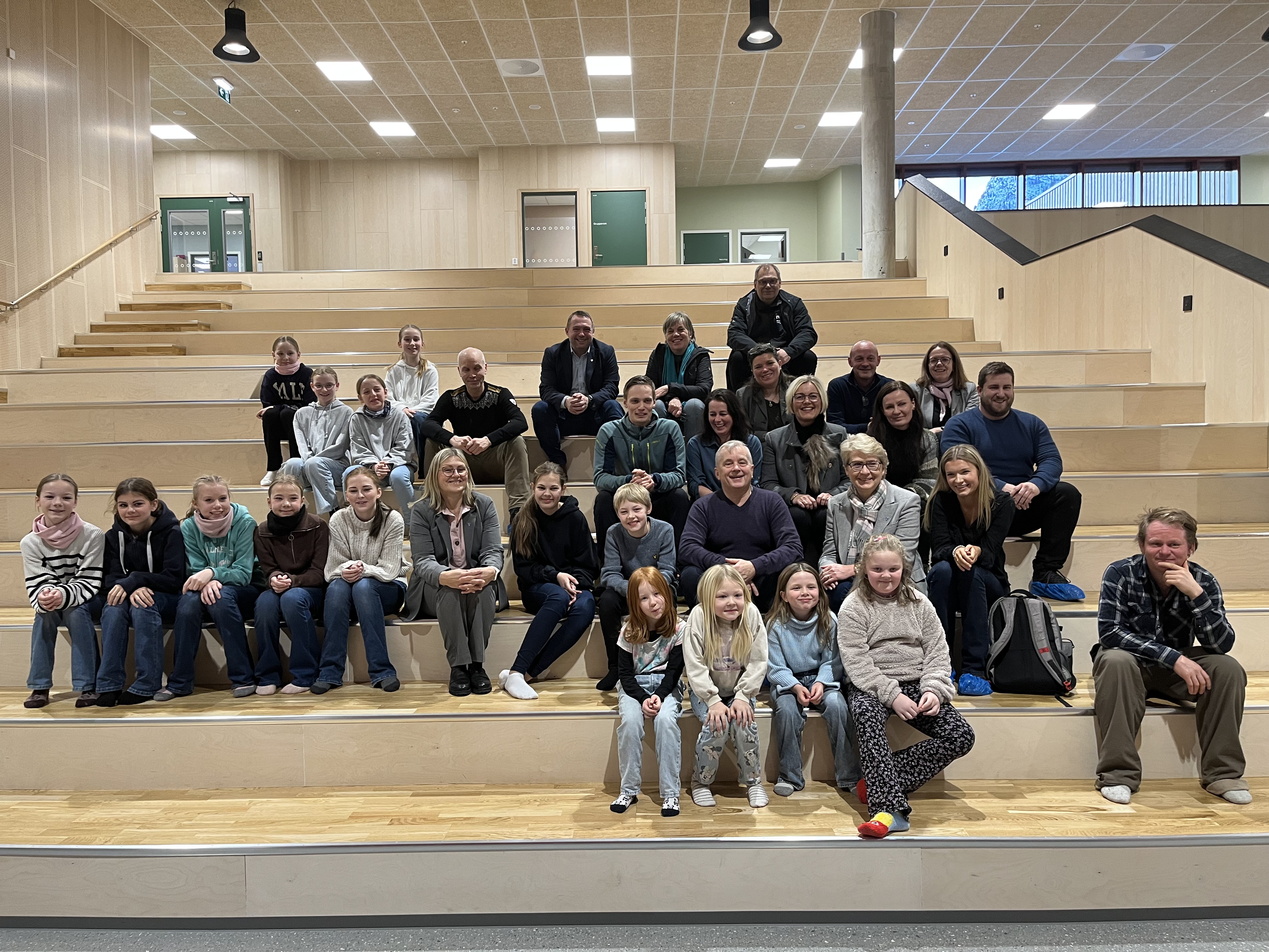 Folk sitter sammen
