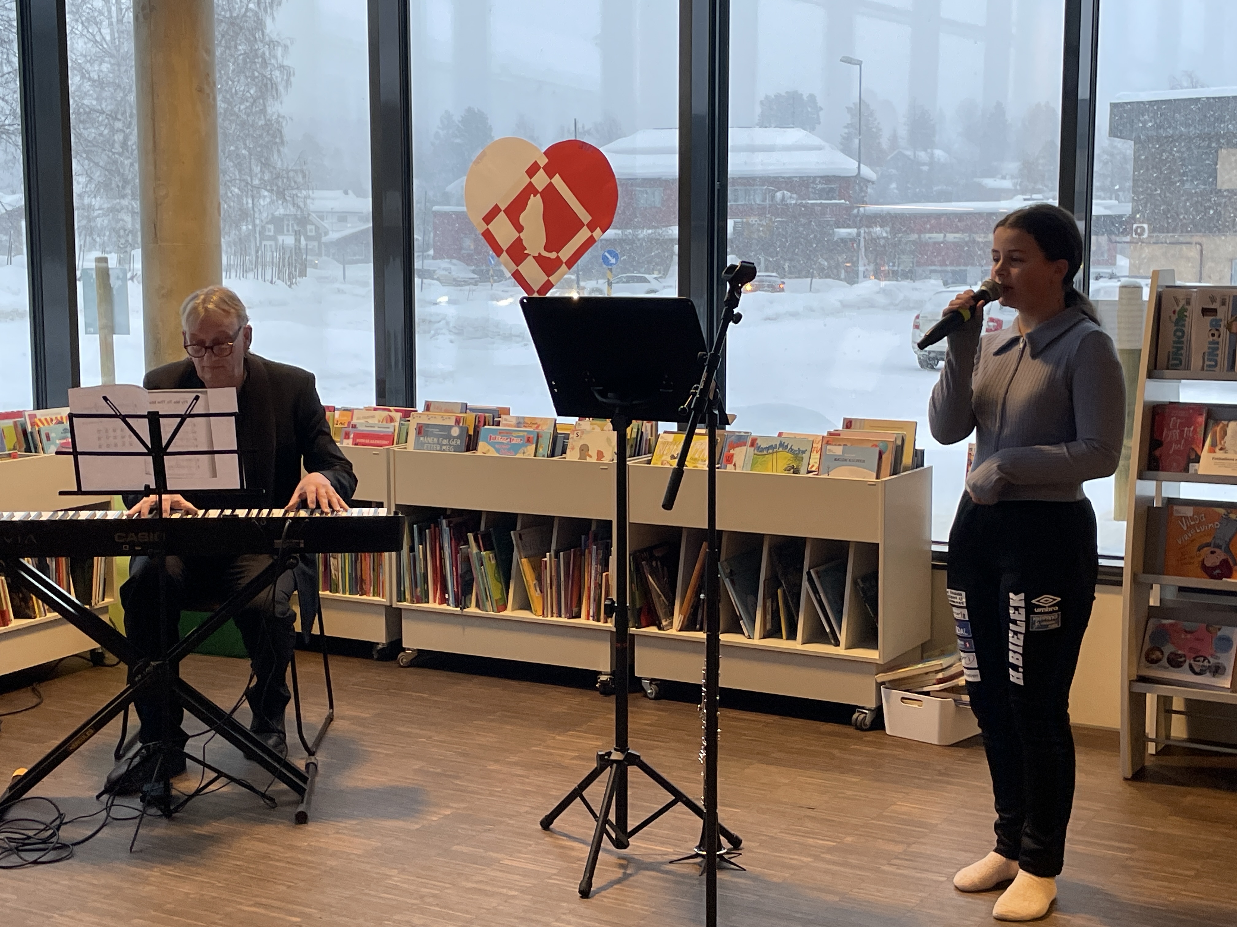Jente synger