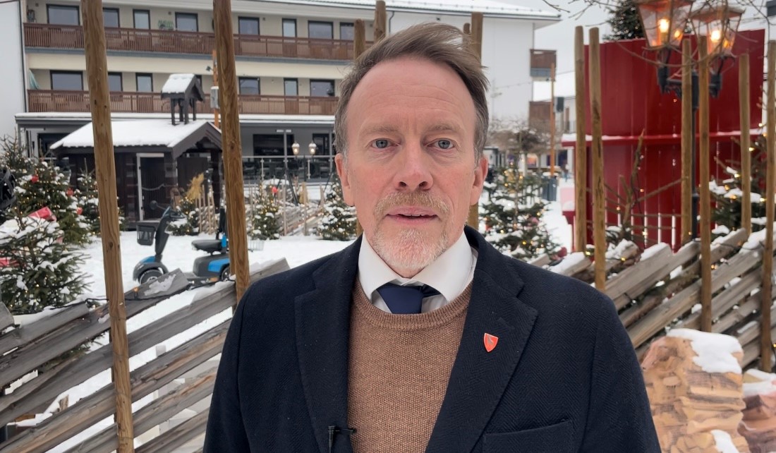 Mann står utenfor et torg