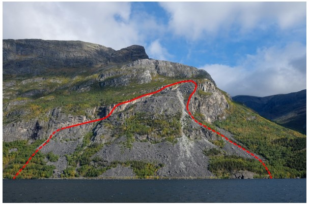 Foto av fjellparti i Vang i Valdres ved navn Skutshorn. Inntegnet er en heltrukket rød linje som markerer mulig skredområde.