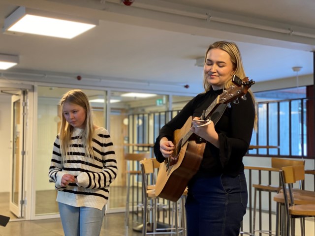 Elise Ulheim synger og Martine Haugen spiller gitar.
