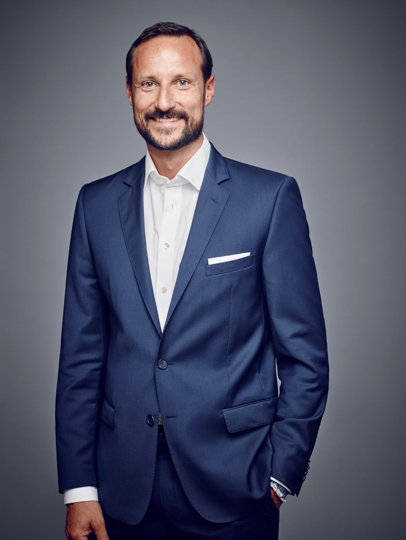 Kronprins Haakon deler ut Dronning Sonjas skolepris til Storhamar videregående.
