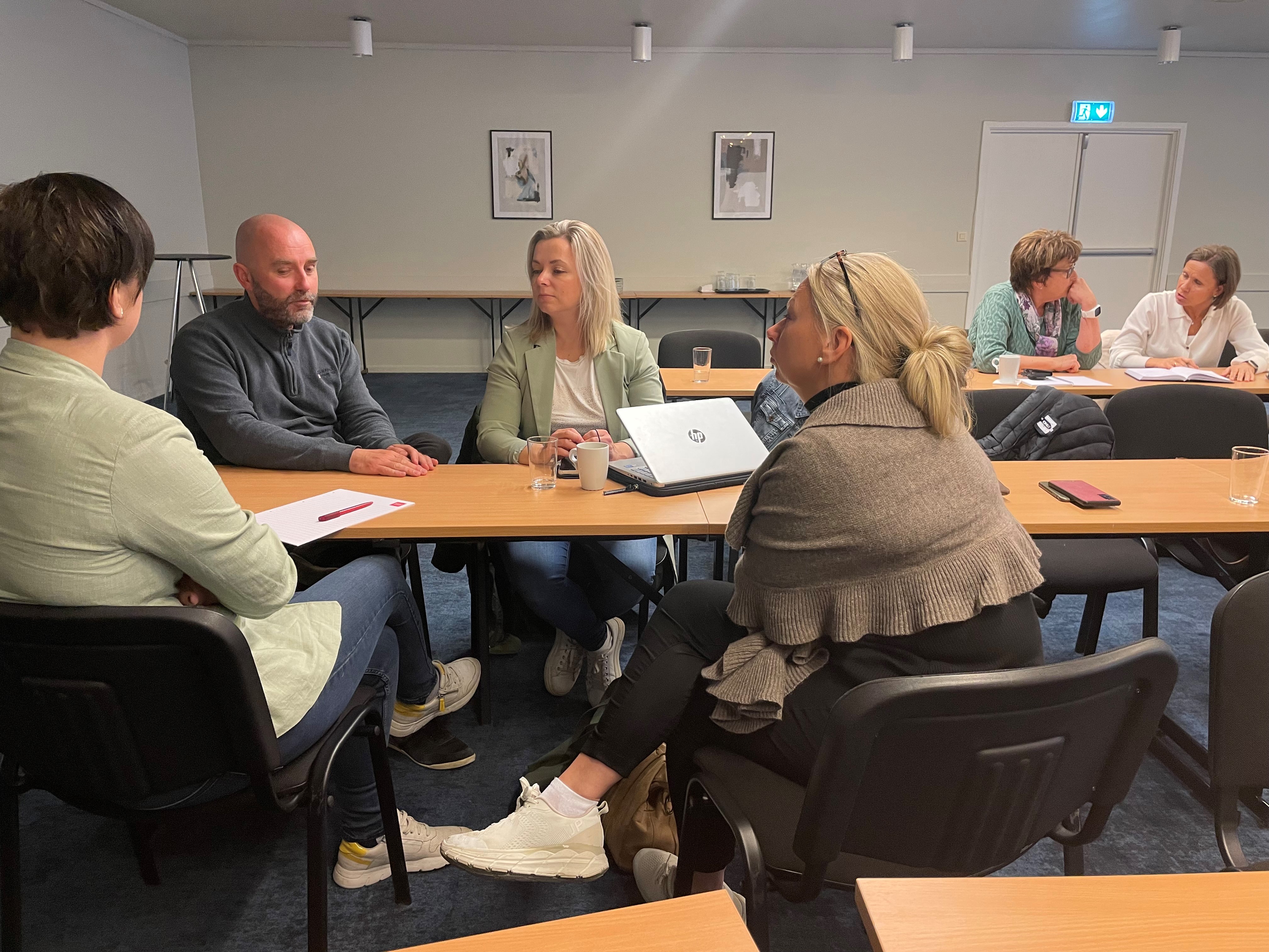 Gode diskusjoner  rundt løsninger for en god alderdom . Her fra dialogmøtet på Otta.