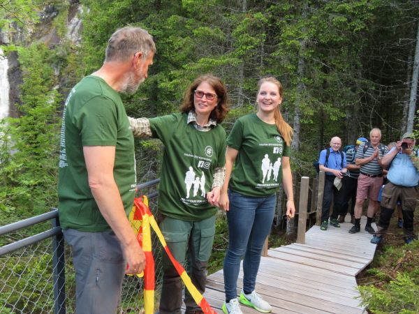 Malviks ordfører Ingrid Aune åpner tilretteleggingen i Homla naturreservat sammen med Gry Tveten Aune og Jan Erik Andersen fra Fylkesmannen i Trøndelag. Foto: Knut Erling Flataker. Malviks ordfører Ingrid Aune åpner tilretteleggingen i Homla naturreservat sammen med Gry Tveten Aune og Jan Erik Andersen fra Fylkesmannen i Trøndelag. Foto: Knut Erling Flataker.