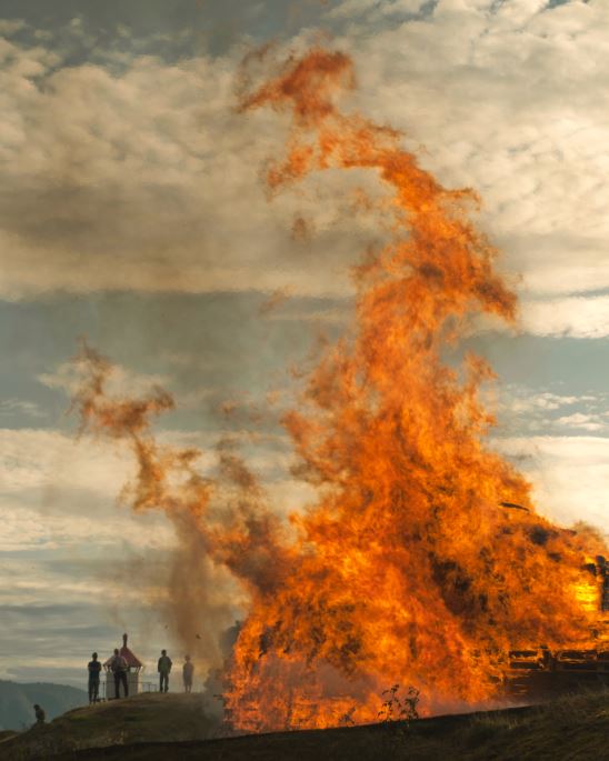 Jonsokbål på Leikanger Foto: Tore Larsen