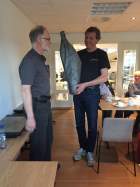 Folkehelserådgiver Roger Jensen (t.h.) fra Fylkesmannen har fått blomster for medvirkning
