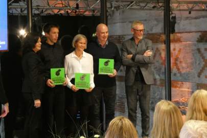 Innovasjonsprisen for universell utforming 2017 i kategorien landskapsarkitektur ble tildelt Fyresdal kommune og Faun Naturforvaltning AS av barne- og likestillingsminister Solveig Horne (t.v.). Videre prisvinnerne Aslak Momrak Haugan, Monica Sølyst og Edvard Nesland, samt juryleder John Arne Bjerknes Innovasjonsprisen for universell utforming 2017 i kategorien landskapsarkitektur ble tildelt Fyresdal kommune og Faun Naturforvaltning AS av barne- og likestillingsminister Solveig Horne (t.v.). Videre prisvinnerne Aslak Momrak Haugan, Monica Sølyst og Edvard Nesland, samt juryleder John Arne Bjerknes