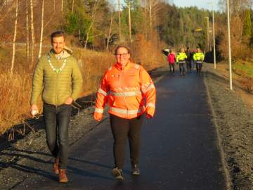 Ordførar Tor Peder Lohne og Vibeke Lin-Jacobsen frå Trafikksikringsutvalet i Telemark fylkeskommune var godt nøgde med den nye gang- og sykkelvegen