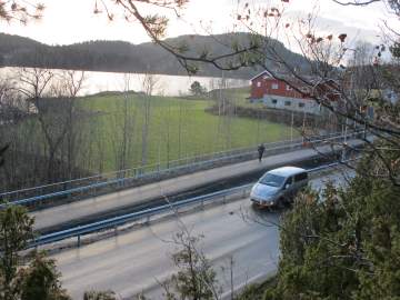 No har myke trafikkantar fått sin eigen veg på Neslandsvatn. I alle år har dei måtte gå og sykle på den trafikkfarlege hovudvegen gjennom bygda. Og det gamle, rustne jernbanesporet er vekk.