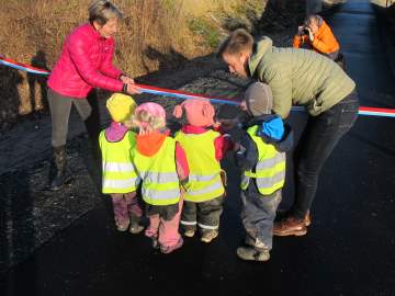 Offisiell opning av gs-vegen ved ordførar Tor Peder Lohne. Han fekk god hjelp av barn frå den lokale barnehagen og leiar Sigtru Nesland i Neslandsvatn Vel.