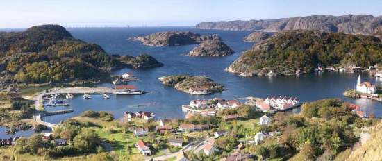 Montasje som viser Siragrunnen vindpark sett fra Kirkehavn på Hidra, Flekkefjord kommune.