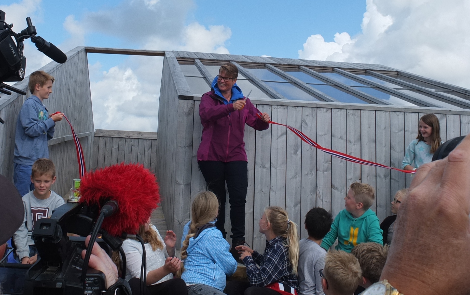 Klima- og miljøminister Tine Sundtoft og elever fra Borhaug barneskole åpner Slevdalsvann naturreservat